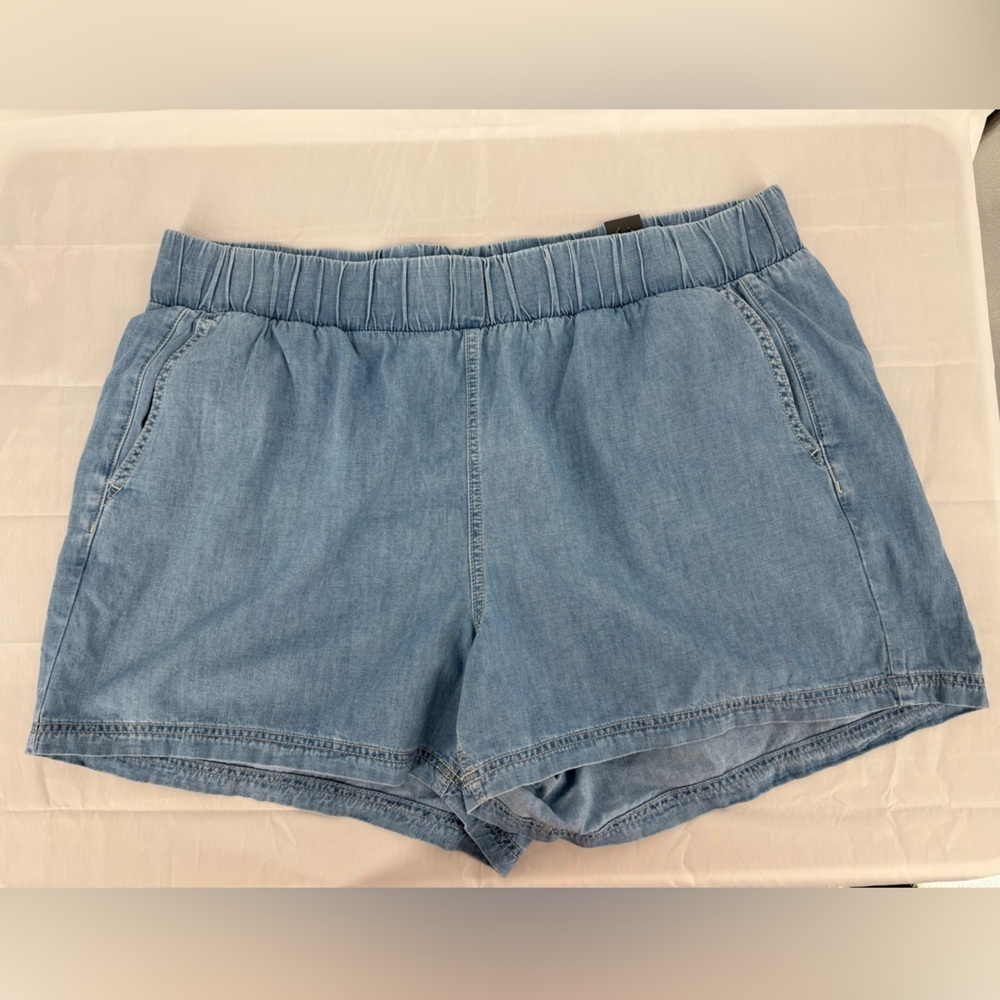 NWT‎ TORRID 5 Inch Pull-on Lightweight Denim High-Rise Short in Light Wash
